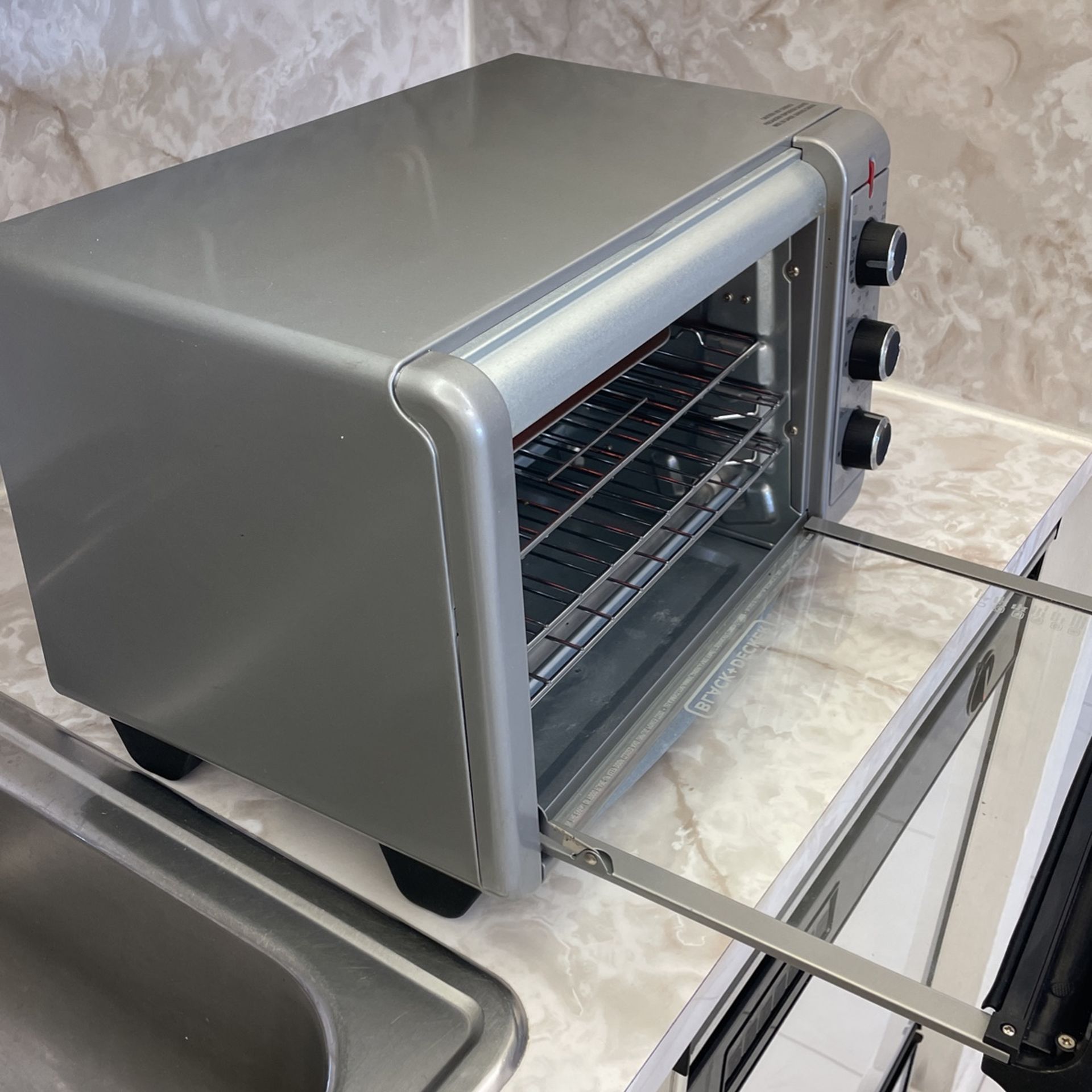 Black and decker. Toaster oven with timer. Bake broil works excellent