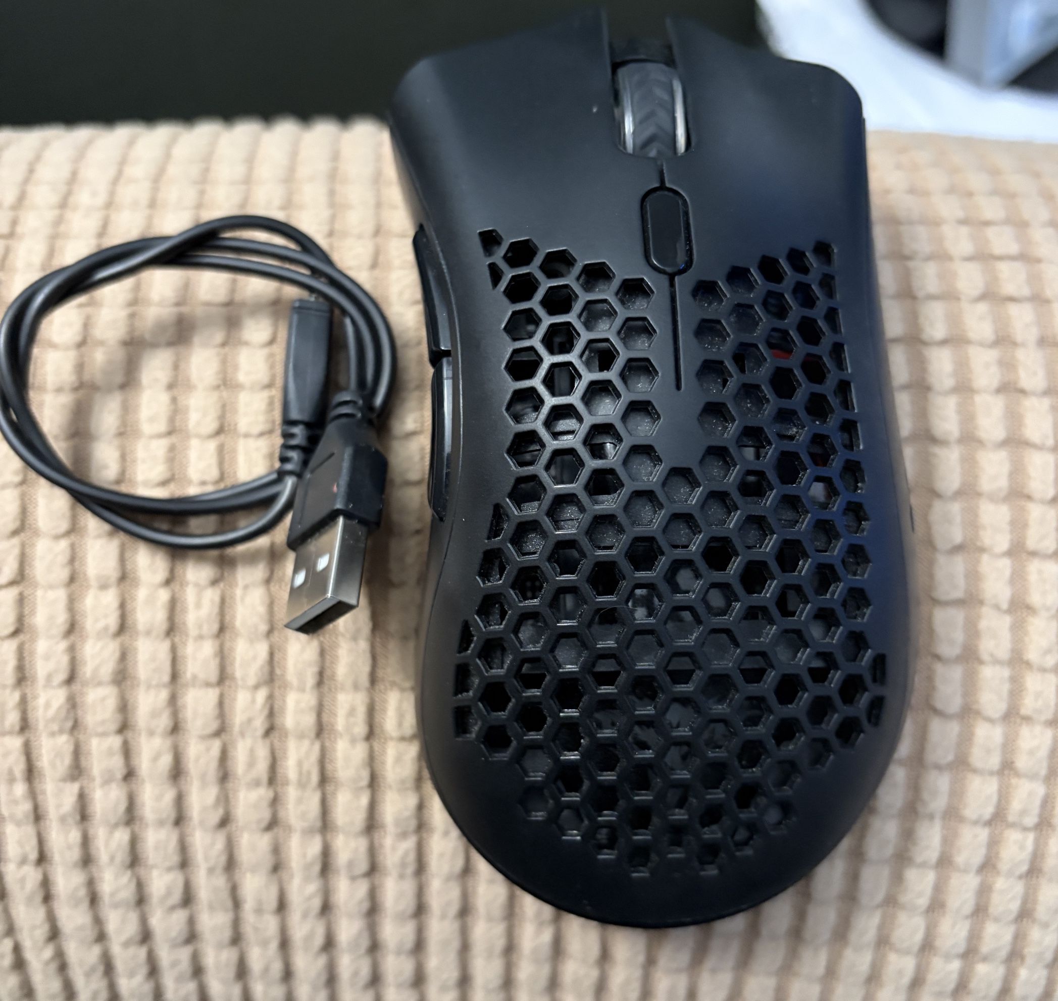 BENGOO KM-1 Wireless Gaming Mouse Honeycomb Shell 6 Button with Micro USB Cable