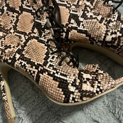 Snake Skin (faux) Lace Up Women’s Size 9 Boots