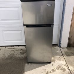 Refrigerator (Magic Chef)