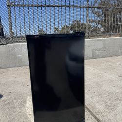 Mini fridge with freezer 