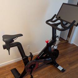 🚴‍♀️ For Sale: Peloton Bike (2nd Gen) – Excellent Condition! 🚴‍♂️