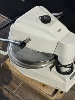 Pizza dough machine