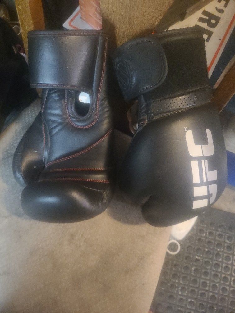 $25 OFFICIAL UFC MMA HEAVY BAG/SPARRING GLOVES