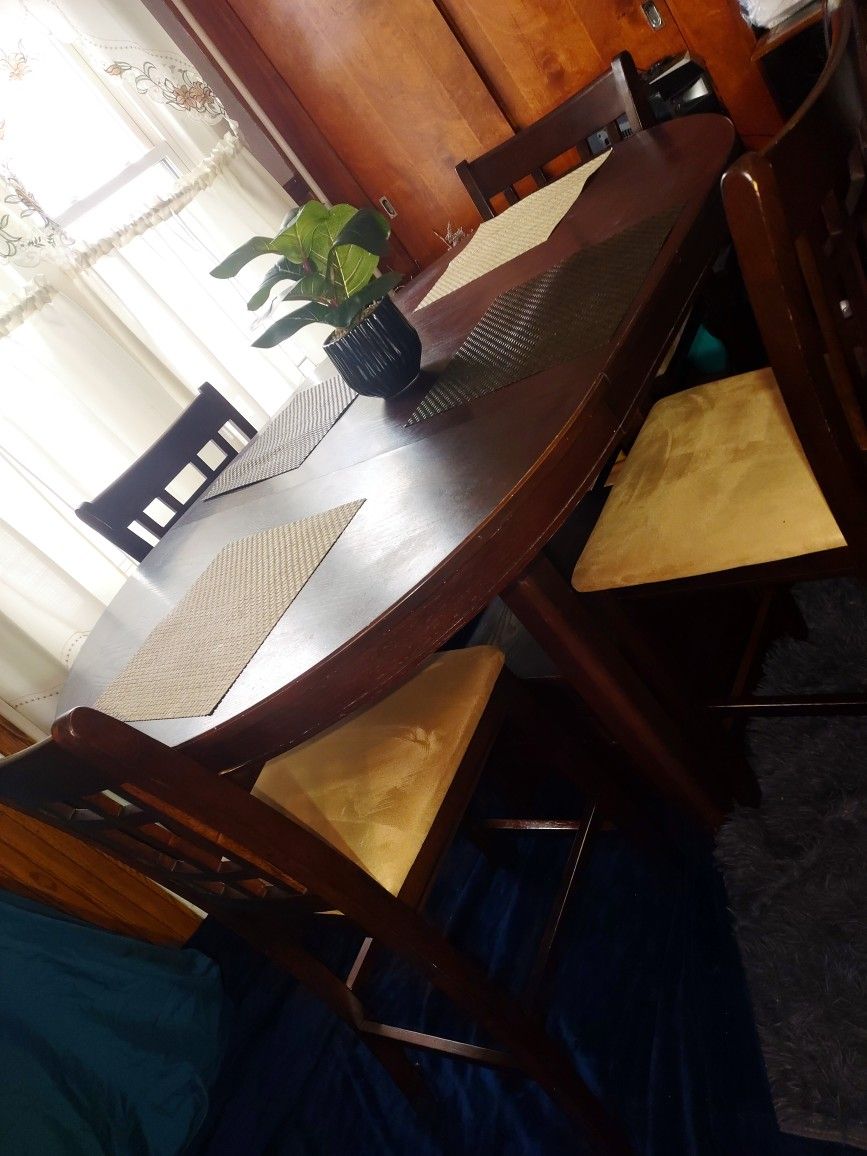 KITCHEN/ DINING ROOM TABLE & CHAIRS(SET)