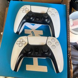2 Ps5 Controllers 
