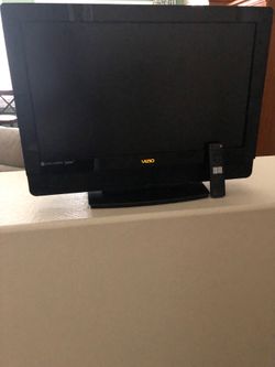 Vizio 32 inch TV with remote.