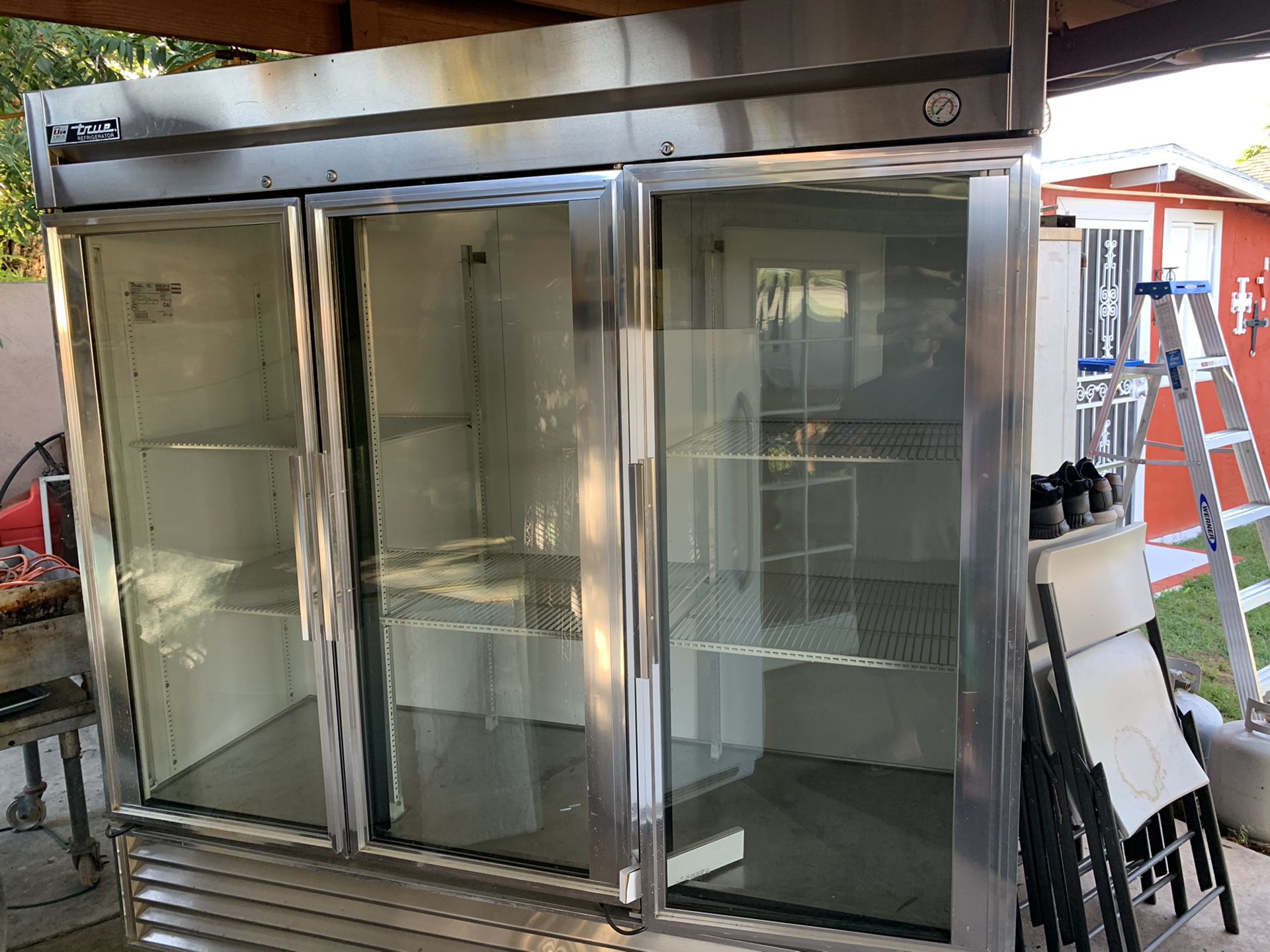 True refrigerator .. 1200 obo