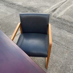Chair And Table $45 🎄🎈🎁🎄 Furniture, House Office Furniture, Desk, Desk Chair, Chair, Kitchen Furniture , Living Room Furniture, Garage Sele, Sell.