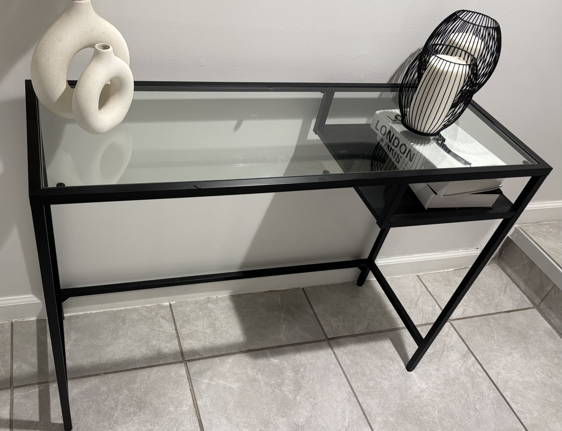 Mirror And Glass Table With Decors 