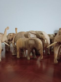 Set of (20x) Vintage Hand-Carved TEAK Elephant figurines. Home Decor/Souvenir/Gifts