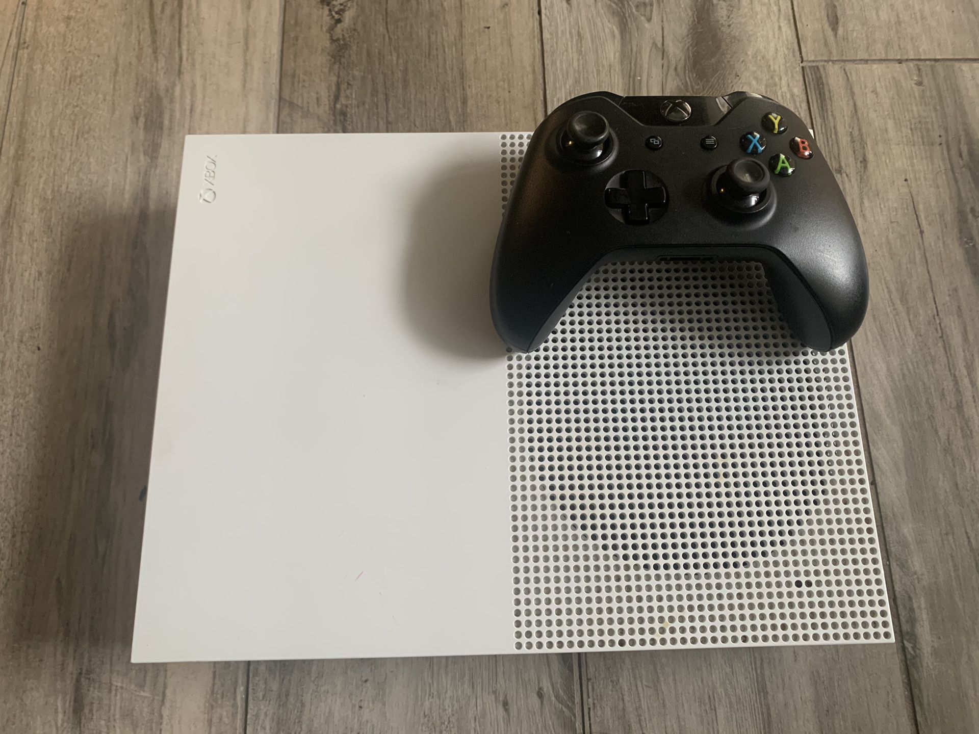 Xbox One S 1TB - With Controller
