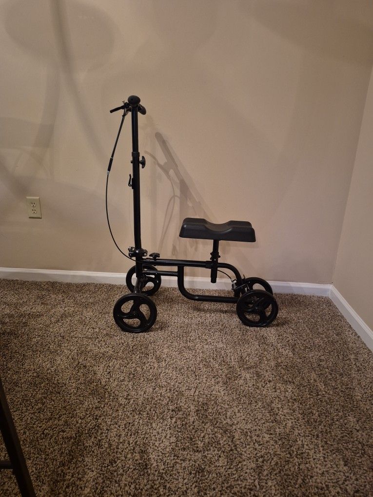 KNEE SCOOTER
