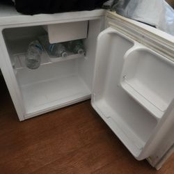 Small Room Refridgerator Fridge W Freezer Compartmet "Works Good "