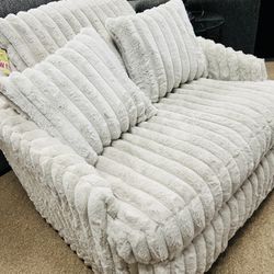 Beautiful Cozy Swivel Chair!