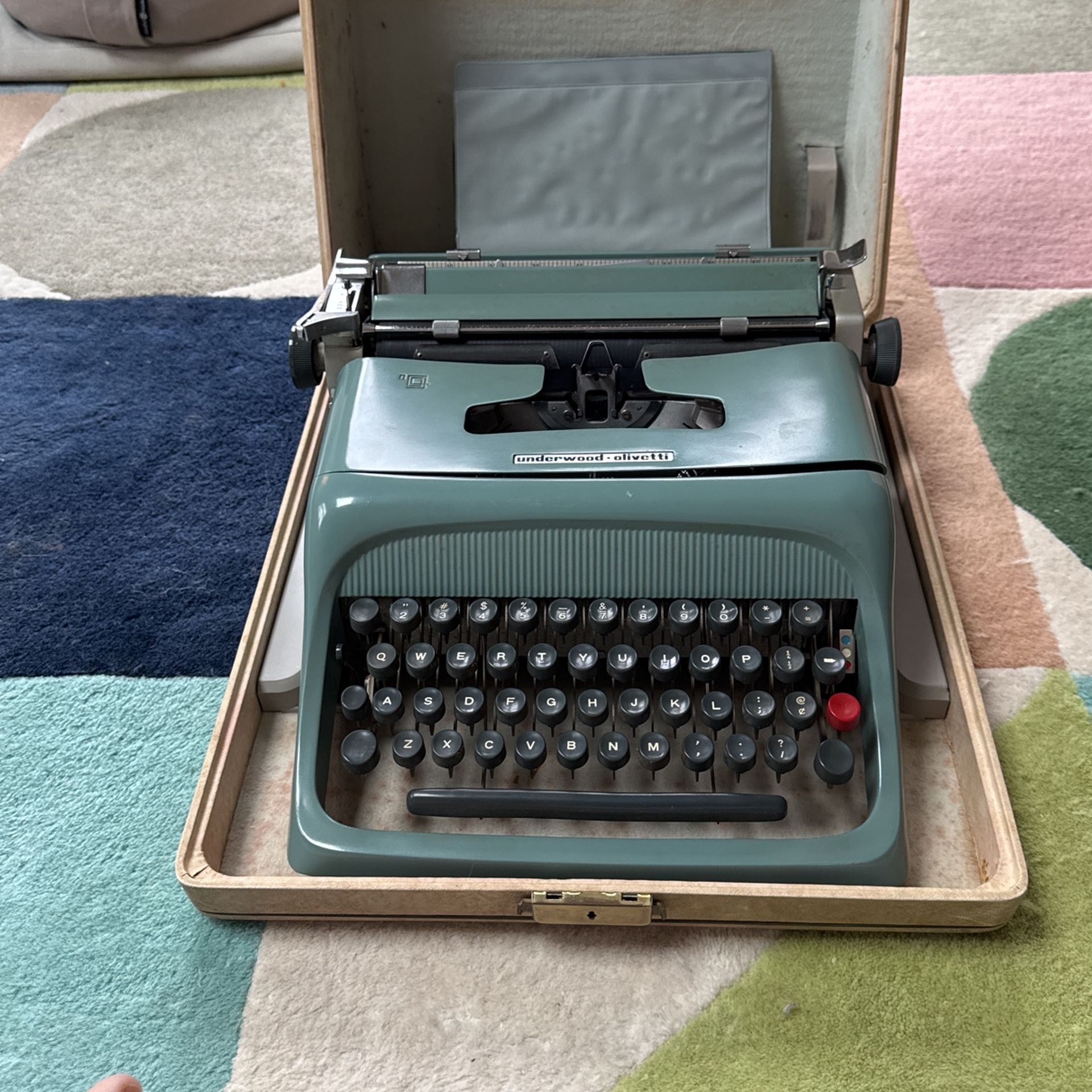 Undewood - Oliveti Vintage Manual Typwriter
