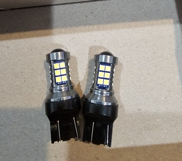 Bright Strobe 6000k white led light 7443 can be used for back up lights.
Always Flashing type.