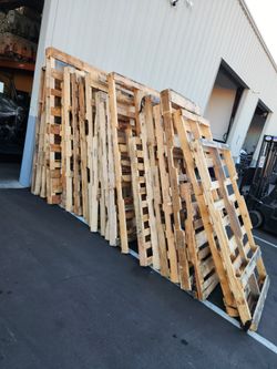 Free FREEE OVERSIZED PALLETS 