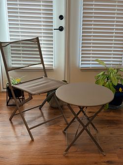 Folding chair and folding round accent table