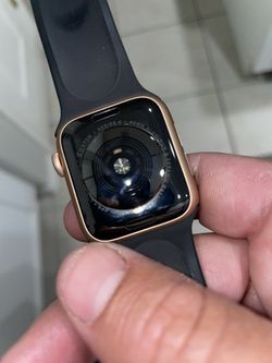 Apple Watch Series 4  40mm ((Has Cracked Screen See Photos))