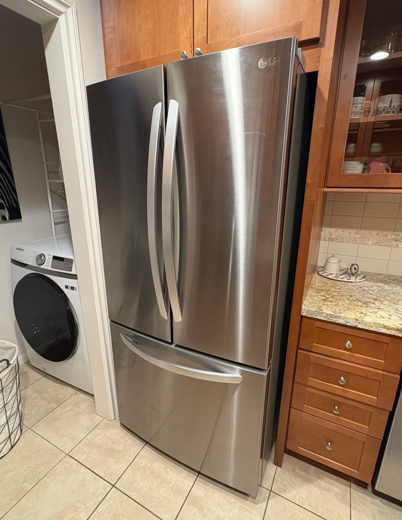 LG REFRIGERATOR W/ FRENCH DOORS