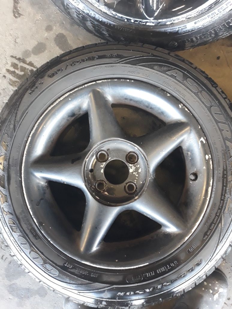 4 rines y llantas usados 15 para honda civic de 4 oyos