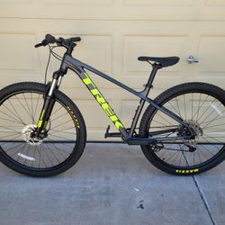 TREK MARLIN 6 MOUNTAIN BIKE 29ER 1X10 (MEDIUM FRAME)