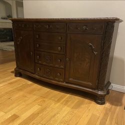 Server/Buffet /Dressser