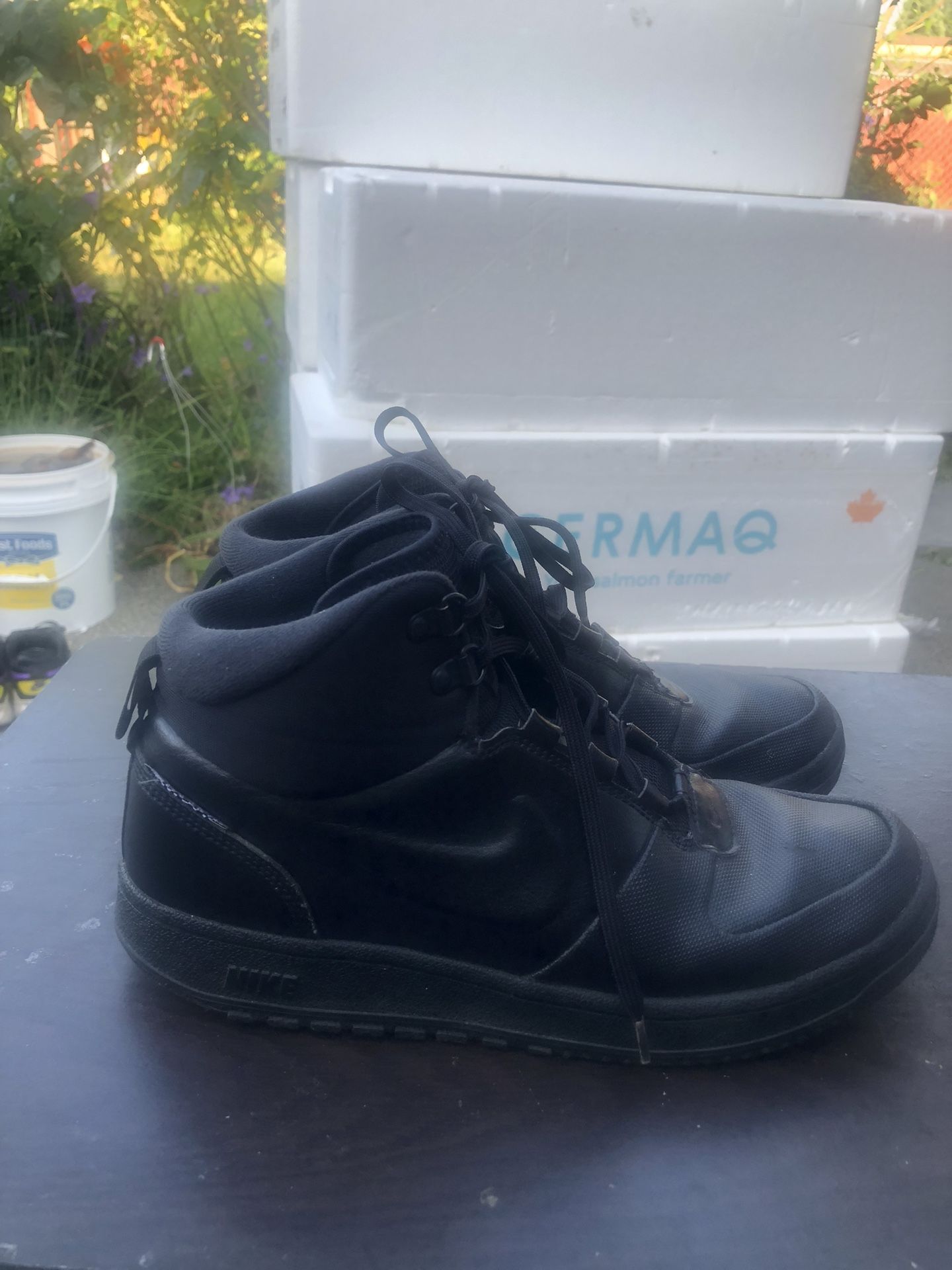 Nike Winter Path BQ4223-001 Men’s Triple Black Mid-High Top Boots Size 9