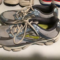Ladies brooks sneakers