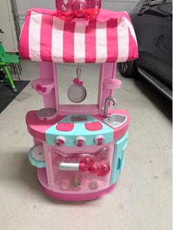 Kids play kitchen - See some wear & tear