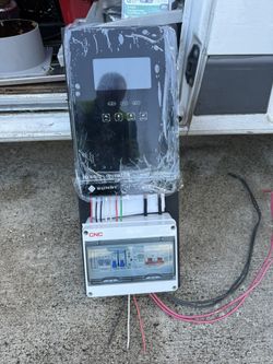 COMPONENTES DEL SISTEMA:  Con 2 baterías, 6 paneles y Sistema Completo de 120Volts,  este equipo tienes un sistema robusto para una casa pequena. 5kw 