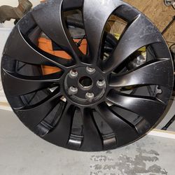 OEM Tesla 21x10.5 Wheel (has crack)