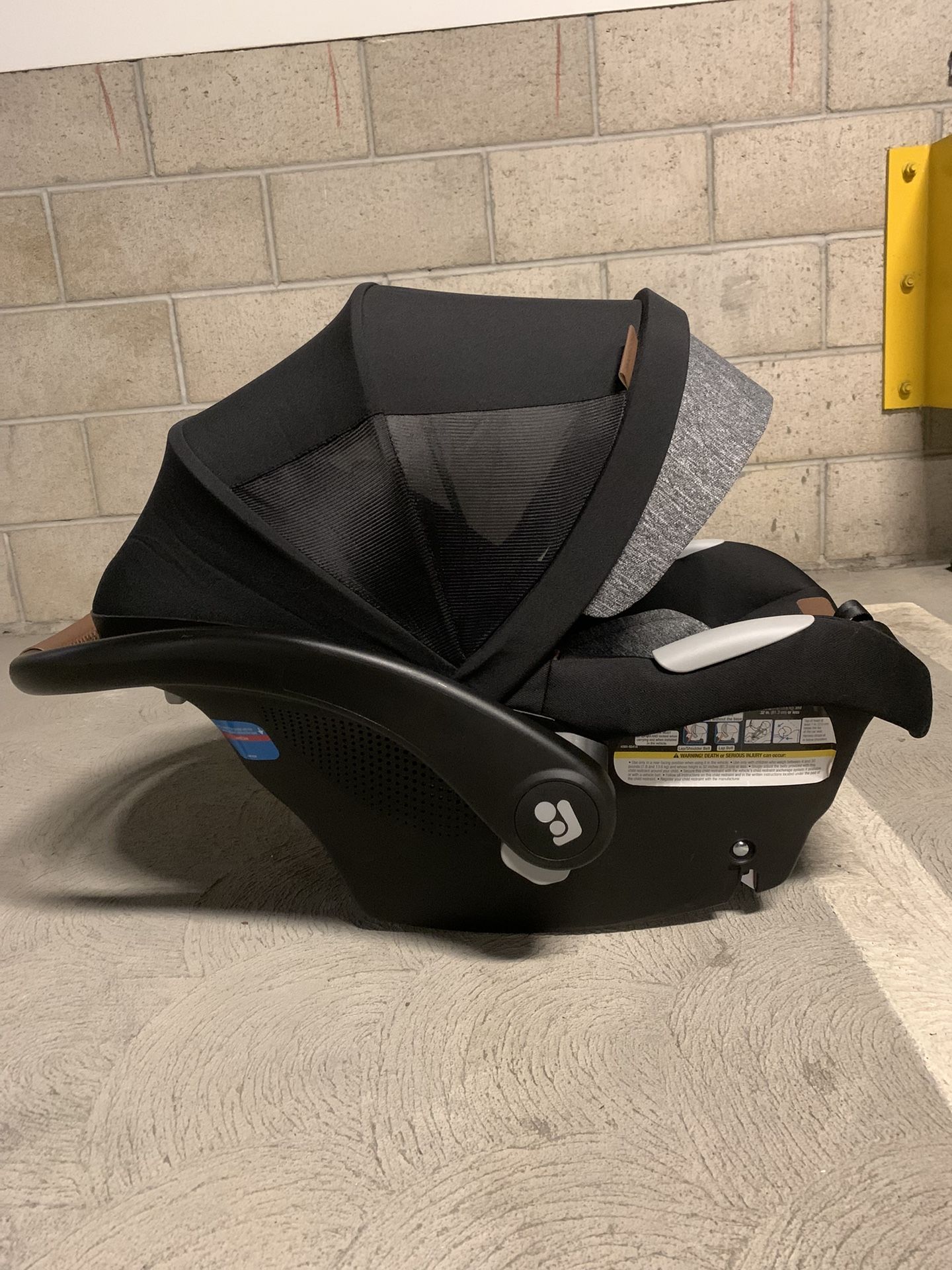 Maxi Cosi Mico Luxe+ Infant Baby Car Seat and base - Like New Condition!
