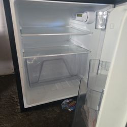 Fridge with Freezer, 3.2 Cu Ft Refrigerator, 2 Doors Refrigerator, Low noise, Energy-efficient, for Apartment, Dorm, Kitchens, Office and Bedroom
