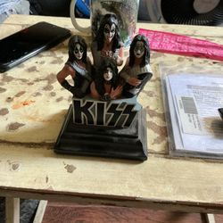 Kiss Ornament
