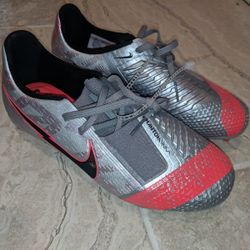Nike Phantom Elite Size 5.5y