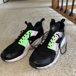 Air Huarache Run Ultra SE (Size 7)