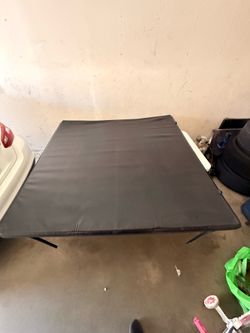 I'm selling a cover for a truck bed 5.5 ft.