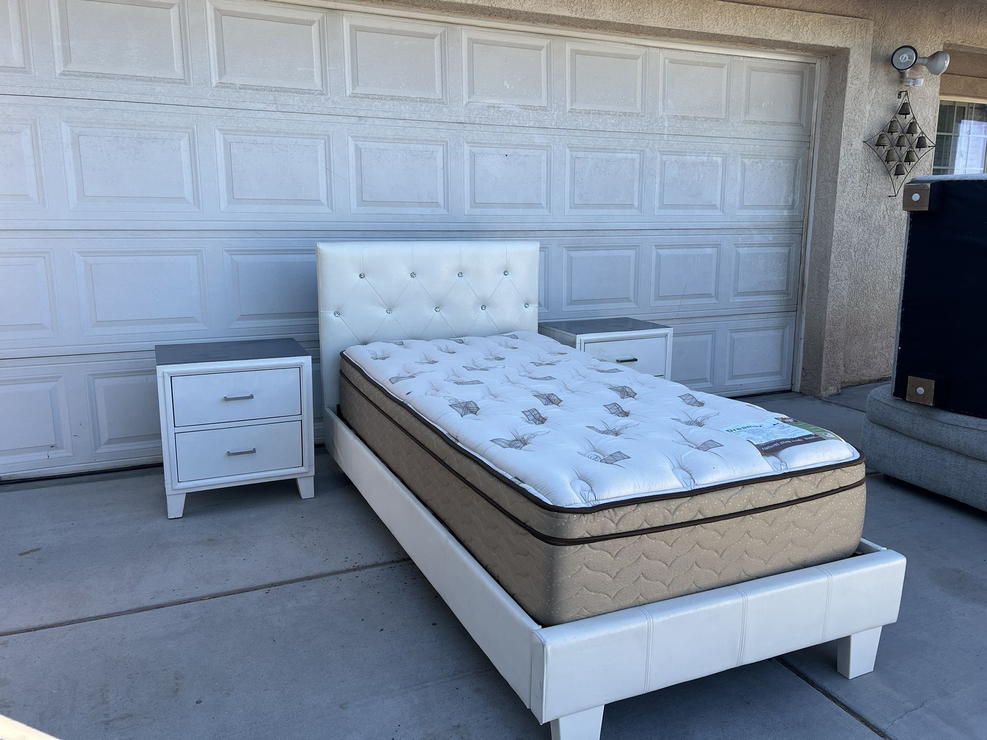 Twin Platform Bed W/ Mattress & Nightstands! 