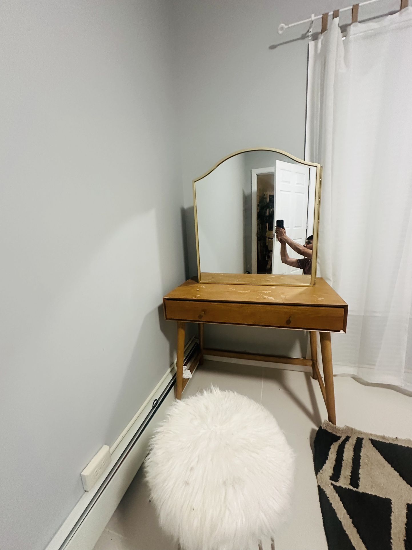 🪞 Wood vanity with drawer