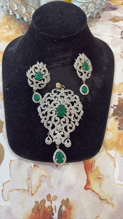 Pendant and earrings pendant