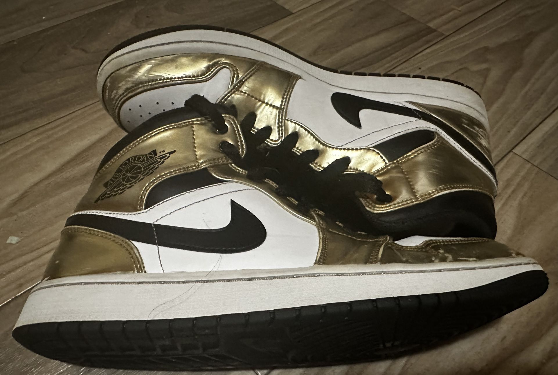 Jordan 1 Retro Mid Metallic Gold
