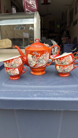 Tea pot with cups