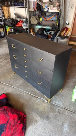 Black dresser / chest of drawers