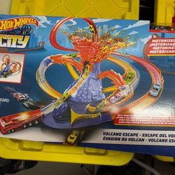 Hot Wheels Volcano Escape Motorized Track Set