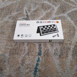 Folding Magnetic Chess Set 