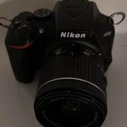 Nikon D3500 with lens and battery