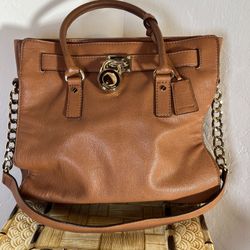 Michael Kors Hannah With. Gain And Crossbody Chain 