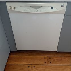 GE Dishwasher Model GLDA690MWW